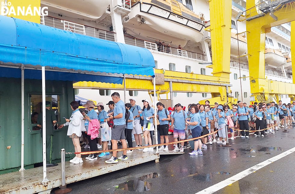 Cruise ship passengers complete immigration procedures at the port. Photo: THU HA