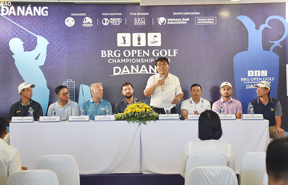 Der stellvertretende Direktor des Ministeriums für Kultur und Sport von Da Nang, Nguyen Trong Thao, gab auf der Pressekonferenz einige Informationen über das bevorstehende Turnier bekannt. Foto von : THU HA