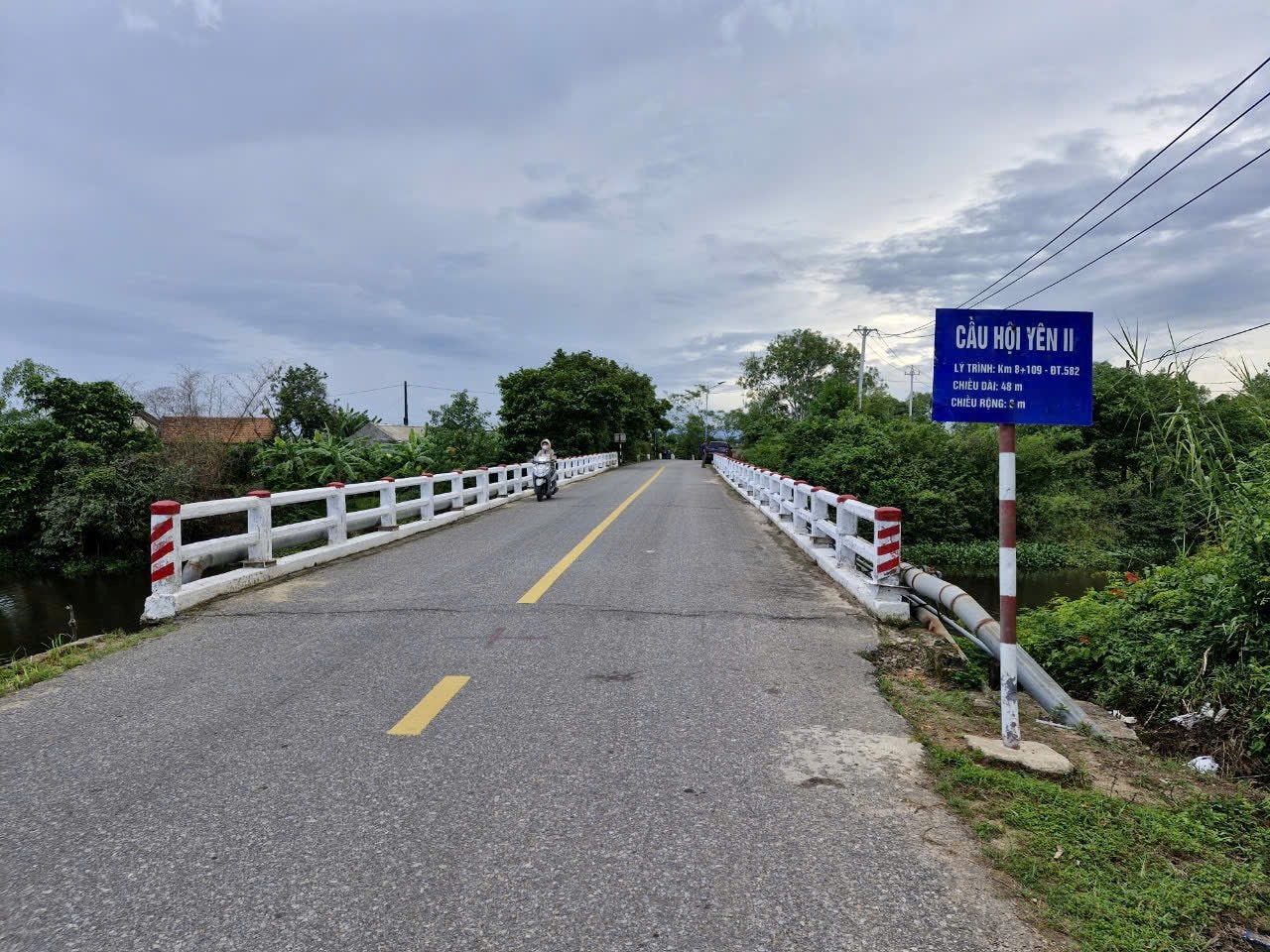 Une section de la route provinciale 582B à travers Quang Tri.