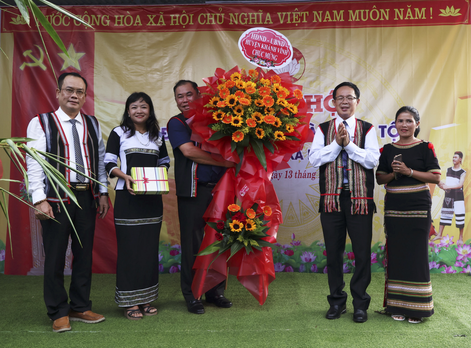 Les dirigeants du district de Khanh Vinh ont offert des fleurs pour féliciter le quartier résidentiel de la commune de Khanh Trung.