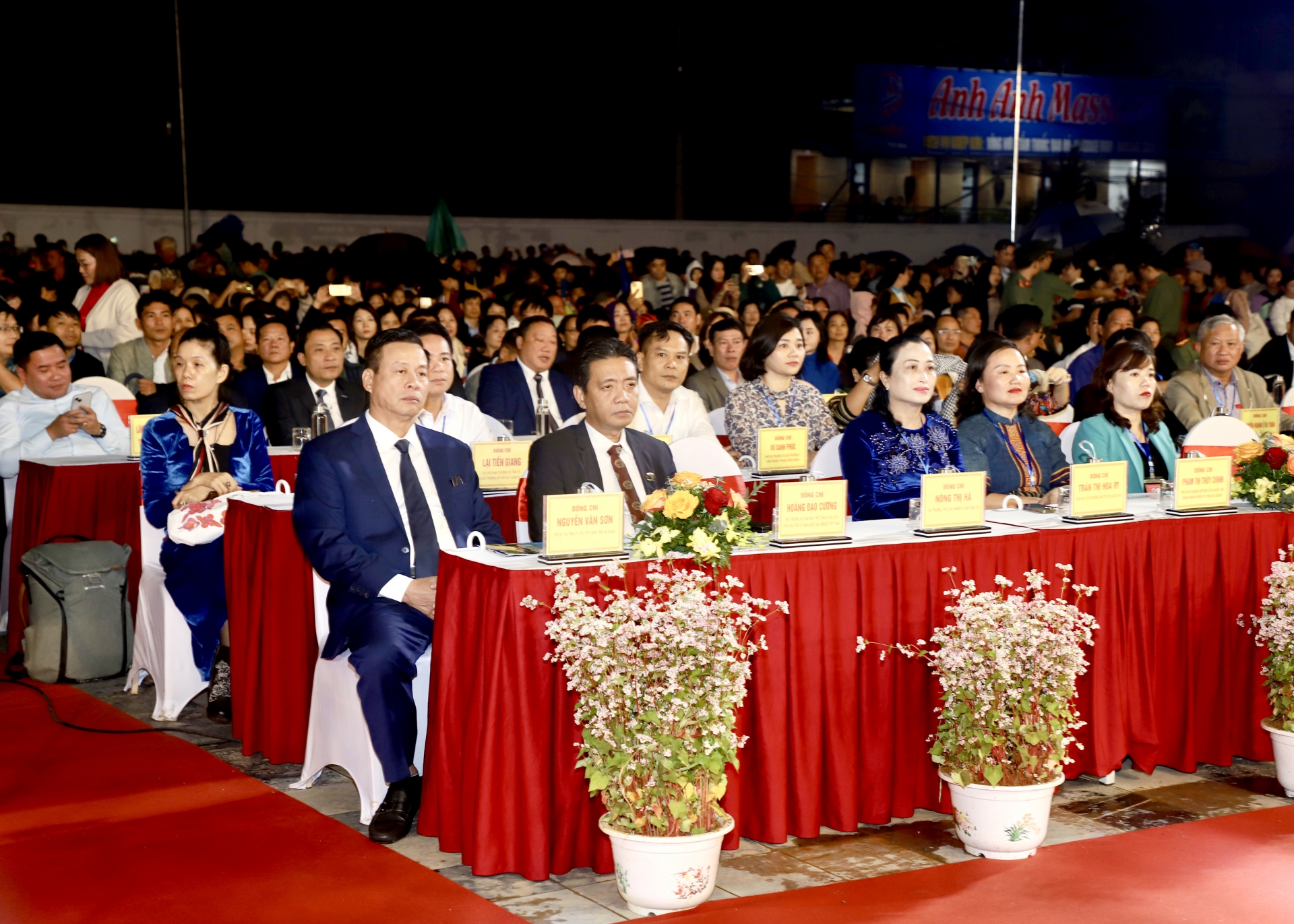 A la ceremonia de apertura asistieron líderes de la provincia de Ha Giang, ministerios centrales, sucursales y provincias vecinas.