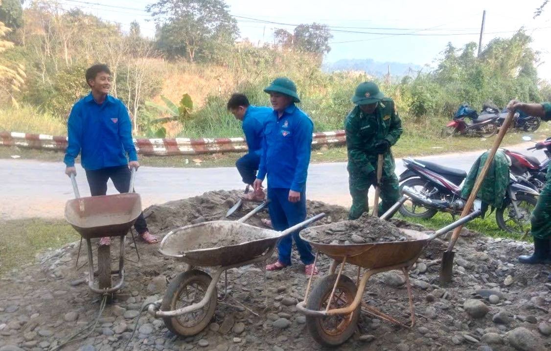 Thanh niên đổ bê tông làm đường cho người dân bản ảnh 4