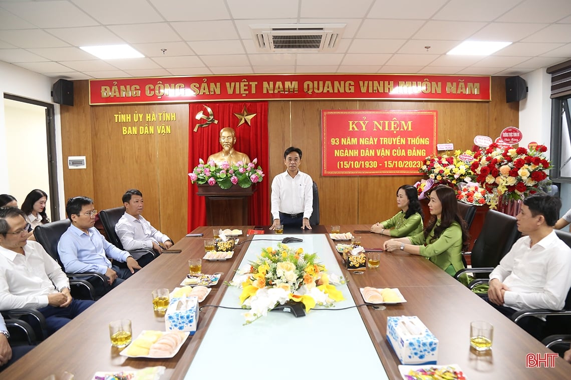 Los líderes de Ha Tinh felicitan el día tradicional de los comités de construcción del Partido, las oficinas de los comités del Partido y las asociaciones de agricultores