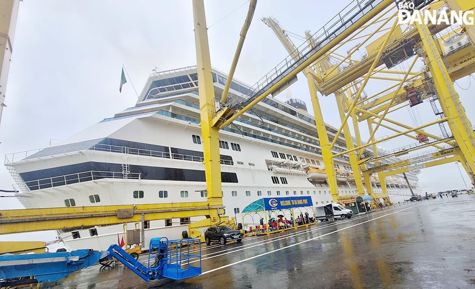 The Costa Serena cruise ship is one of the largest, with a capacity of 3,500 - 4,000 passengers and crew per trip. In the photo: The ship docks at Tien Sa port, Da Nang