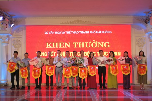 Khen thưởng nhiều đơn vị triển khai hiệu quả công tác cổ động trực quan thành phố năm 2024