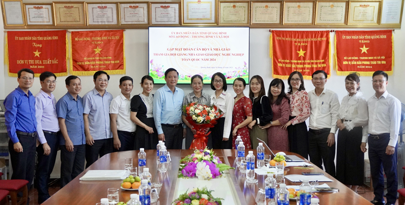 Leaders of the Department of Labor, War Invalids and Social Affairs took souvenir photos with officials and teachers attending the 2024 national vocational education teacher training conference.