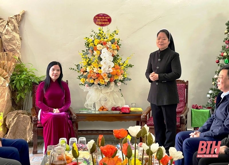 Pham Thi Thanh Thuy, chef de la Commission de mobilisation de masse du Comité provincial du Parti et présidente du Comité provincial du Front de la Patrie, a rendu visite à Pham Thi Thanh Thuy et lui a adressé ses vœux de Noël.