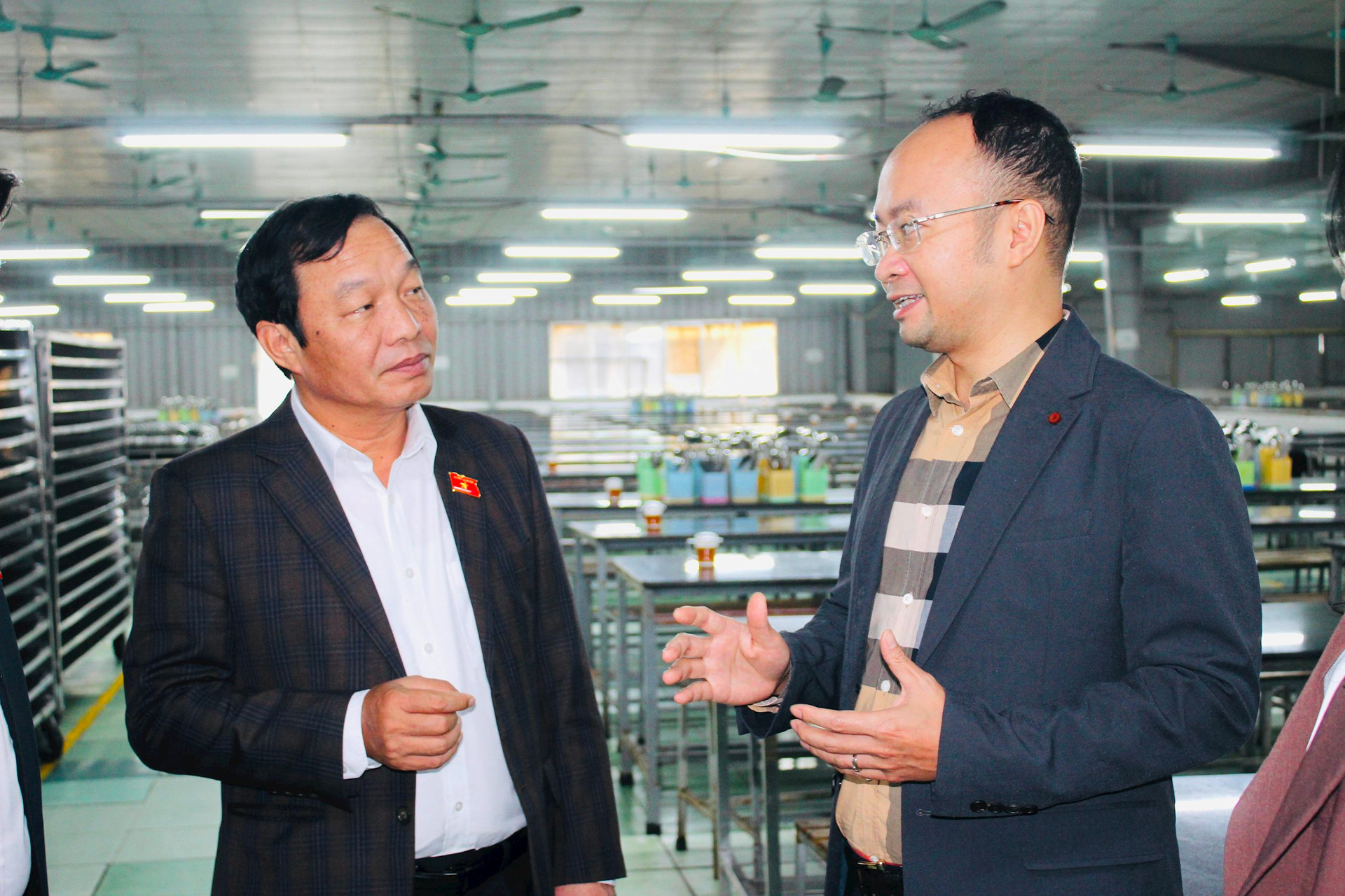 Chairman of Hai Duong Provincial People's Council Le Van Hieu surveyed food hygiene and safety at schools and businesses.