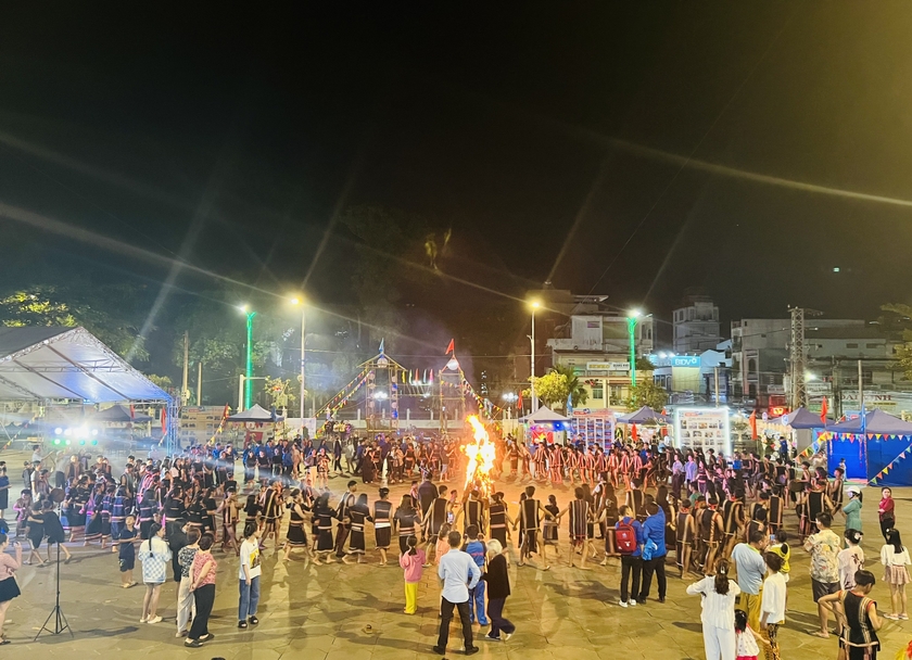 Hơn 200 thanh thiếu nhi dân tộc thiểu số ở TP. Pleiku nắm tay nhau hát múa quanh ánh lửa hồng. Ảnh: M.N