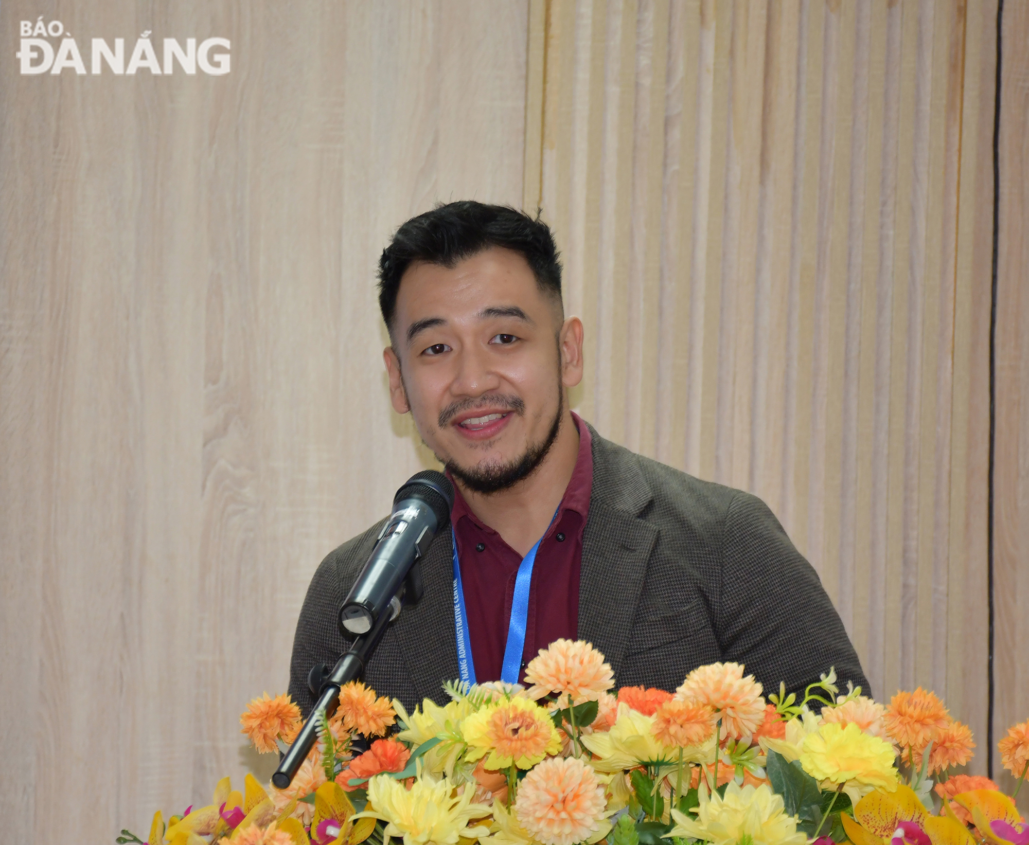 Vital Strategies Global Public Health Organization의 대표인 Mirick Paala 씨는 2021년부터 2023년까지 다낭시의 교통사고 데이터 조사 결과를 발표했습니다. 사진: THANH LAN