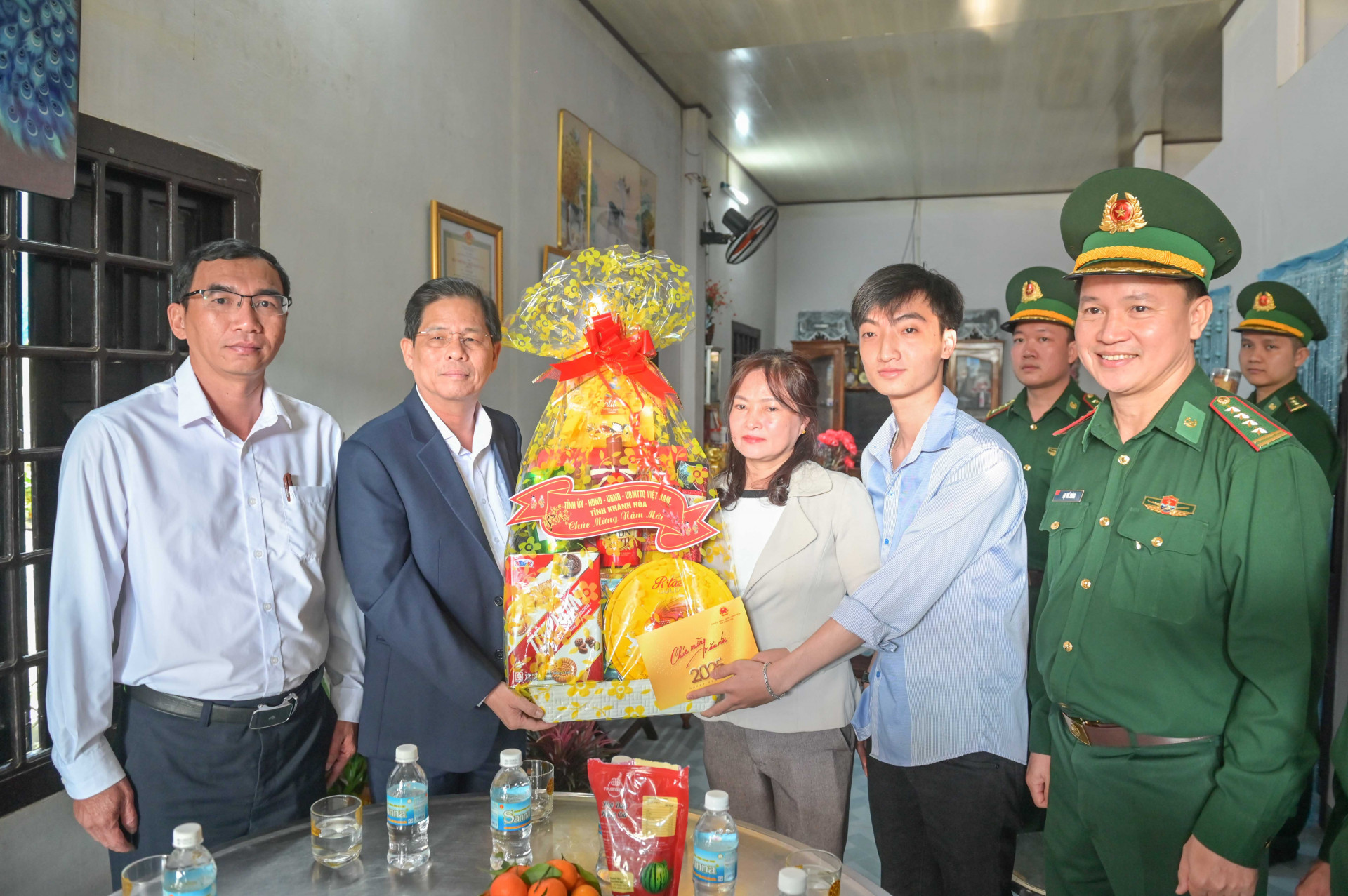 El presidente del Comité Popular Provincial, Nguyen Tan Tuan, entregó obsequios Tet a la familia del mayor militar profesional Le Xuan Vinh.