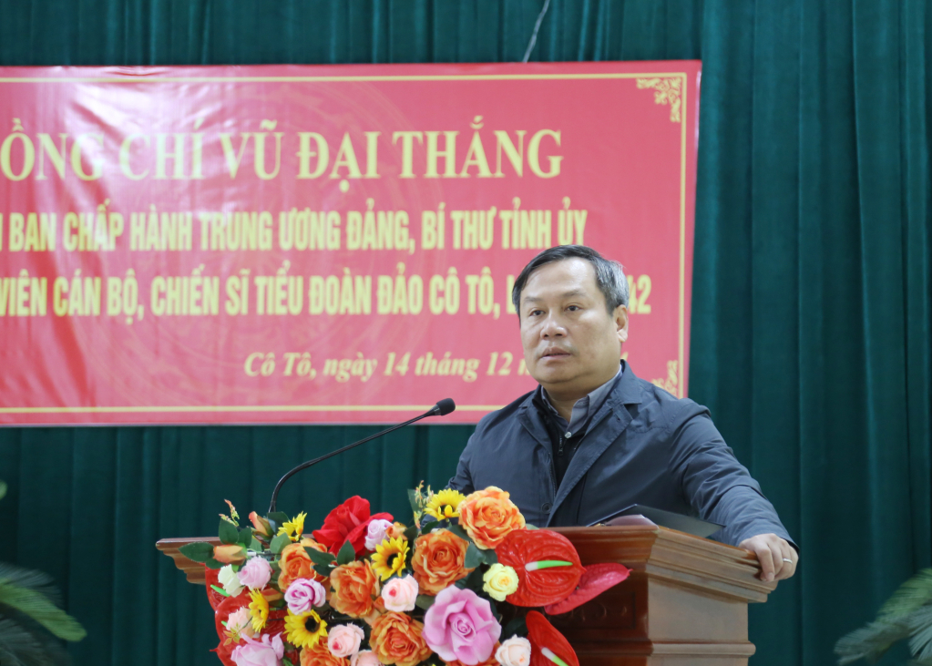 Đồng chí Vũ Đại Thắng, Ủy viên Trung ương Đảng, Bí thư Tỉnh ủy phát biểu động viên, giao nhiệm vụ cho cán bộ chiến sĩ lực lượng vũ trang đứng chân trên huyện Cô Tô.