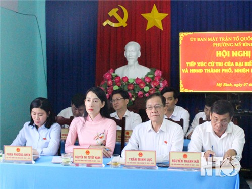 Delegierte des Volksrates der Provinz treffen Wähler des Bezirks My Binh