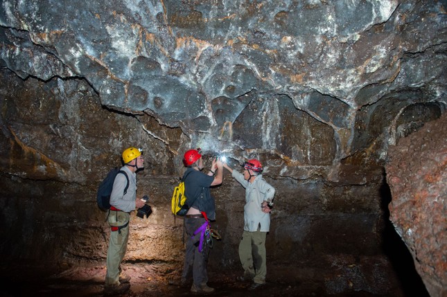 'Entrando' en la cueva volcánica más magnífica del sudeste asiático en Dak Nong foto 6