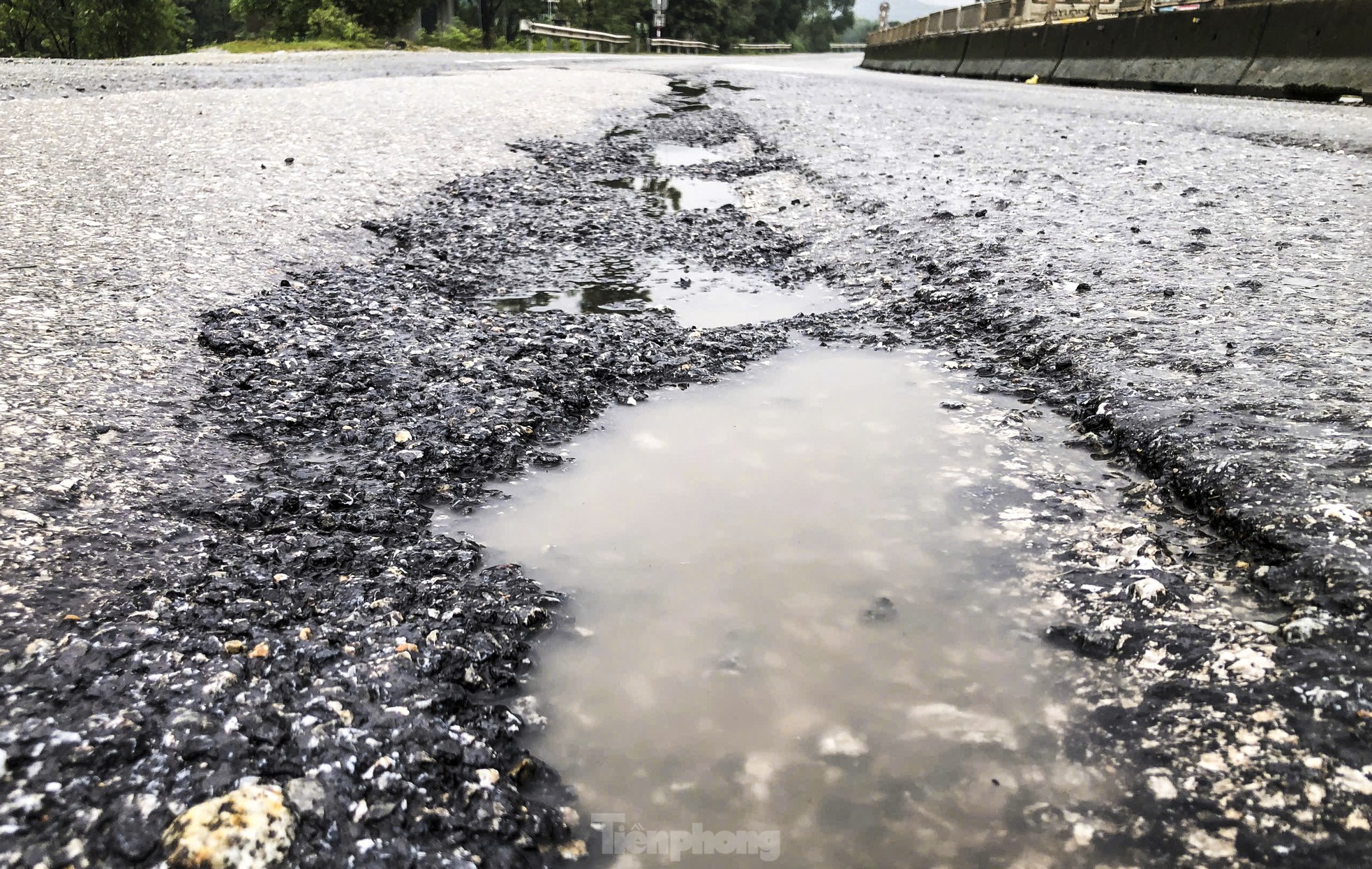 La carretera nacional 1A que pasa por Ha Tinh se 'erosionó' tras la lluvia (foto 4)