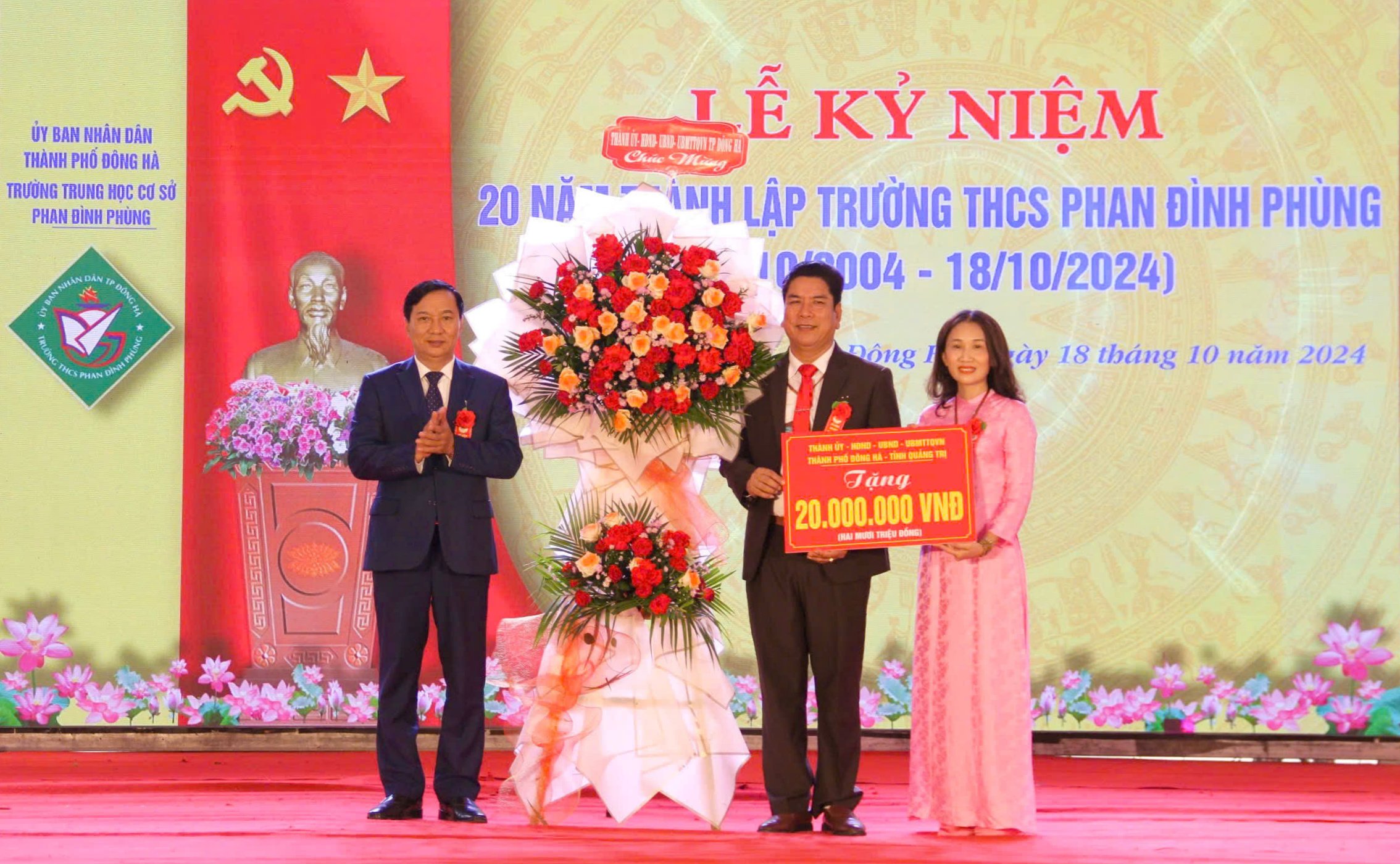 Celebrando los 20 años de la fundación de la escuela secundaria Phan Dinh Phung