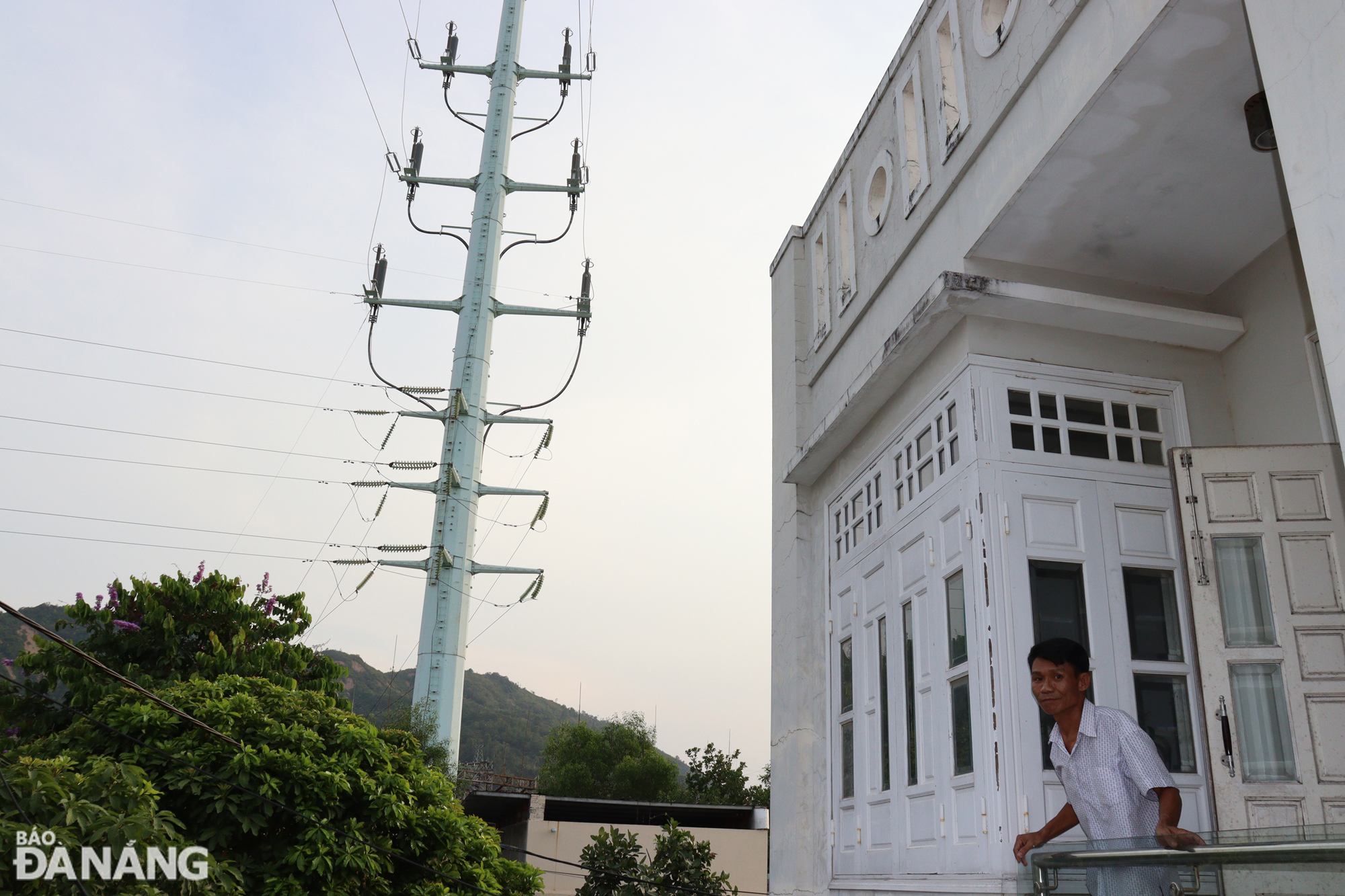 Las personas del grupo 75, del barrio Hoa Khanh Bac, del distrito de Lien Chieu, entregaron el corredor de la ruta y apoyaron el sitio de construcción para tirar del cable eléctrico hasta el último poste. Foto: HOANG HIEP