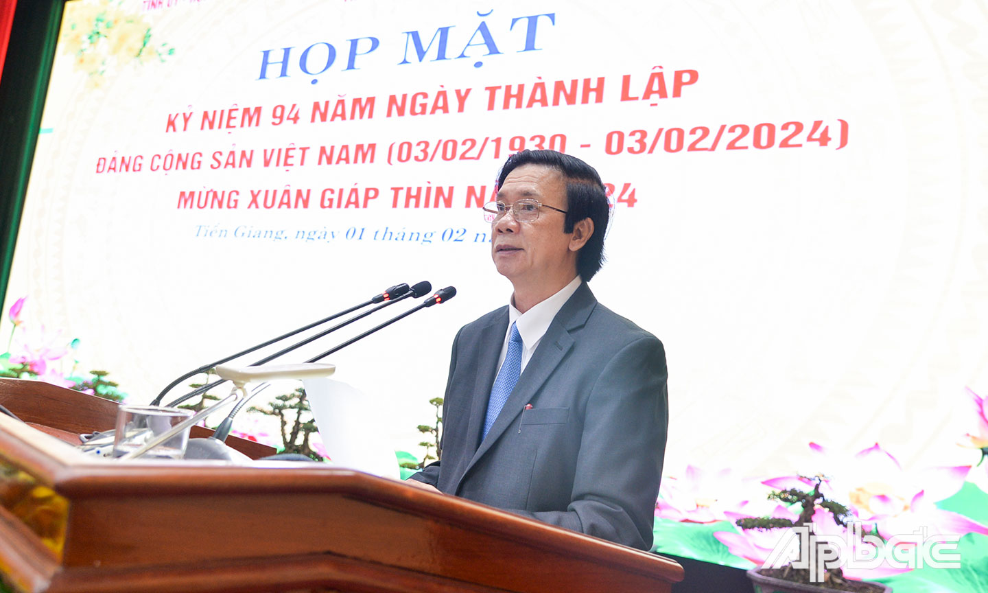 Comrade Nguyen Van Danh spoke at the meeting.