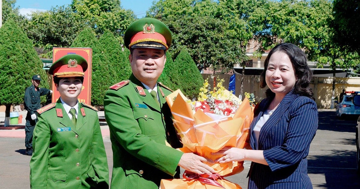 La vicepresidenta Vo Thi Anh Xuan visita y desea el Tet a los oficiales y soldados de la Central...