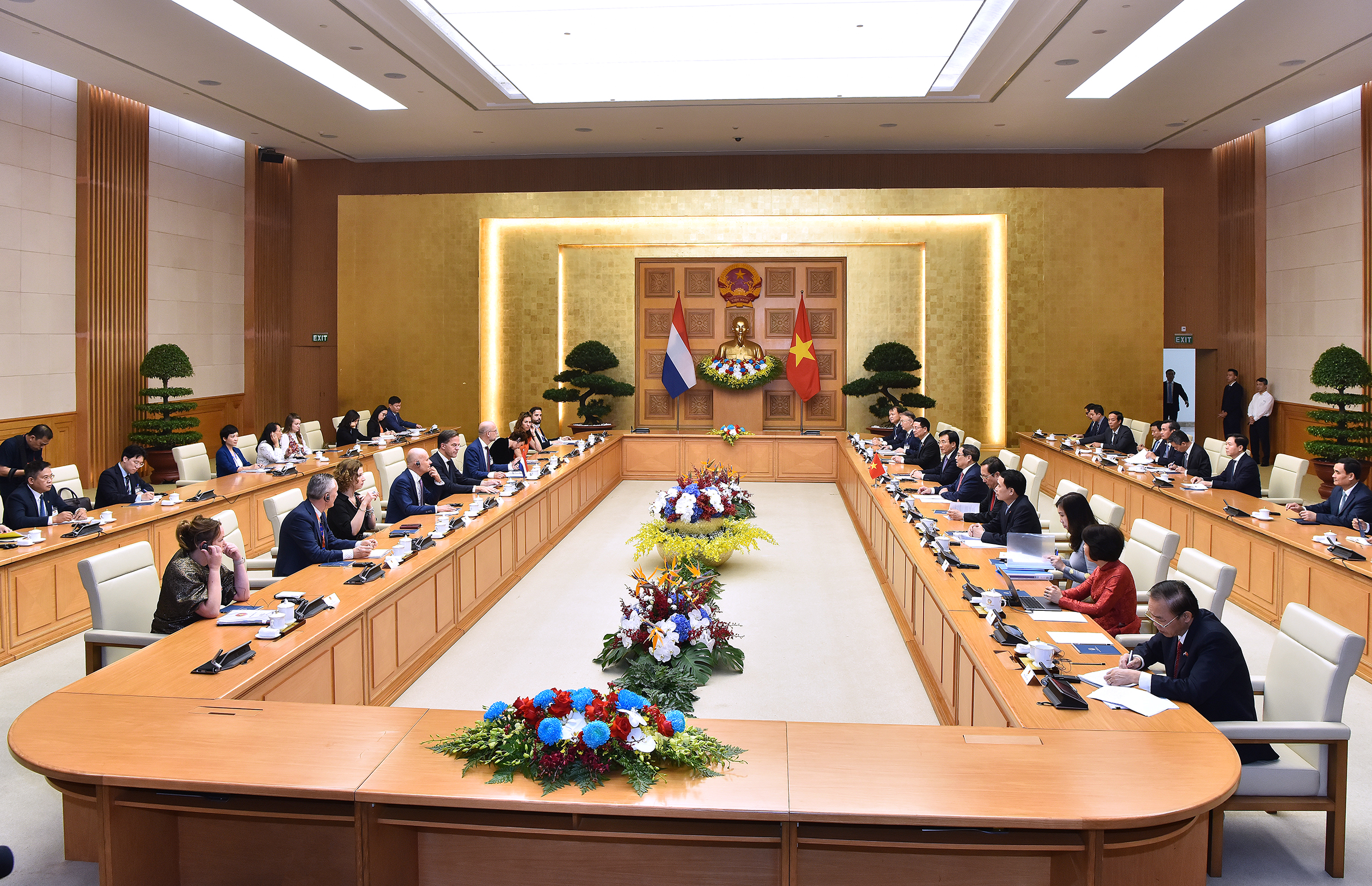 Les Premiers ministres du Vietnam et des Pays-Bas parcourent les rues d'Hanoï à vélo.