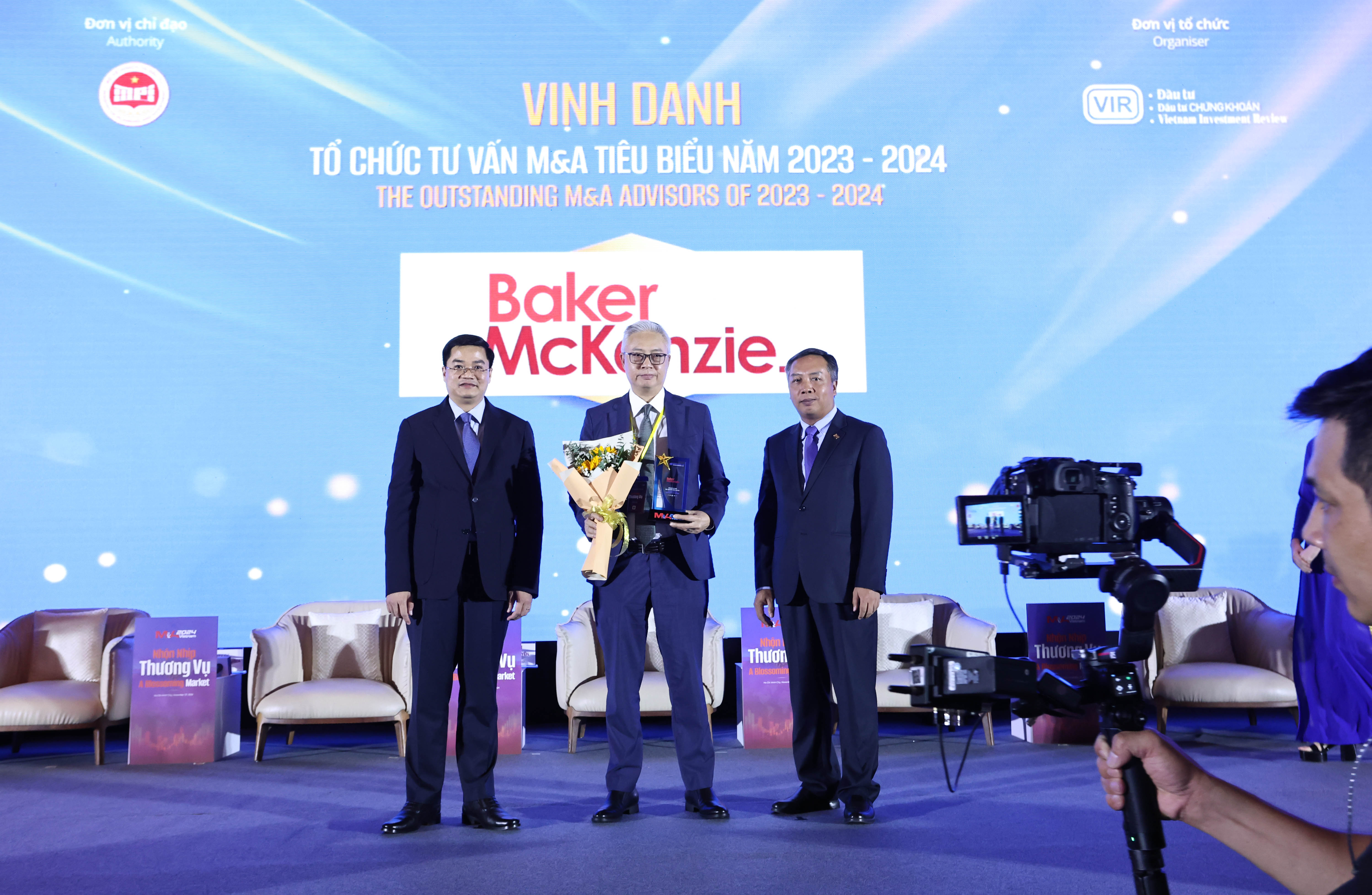 Baker McKenzie representative received flowers and a commemorative medal honoring the typical M&A consulting organization 2023-2024 from the Organizing Committee of M&A Vietnam Forum 2024.