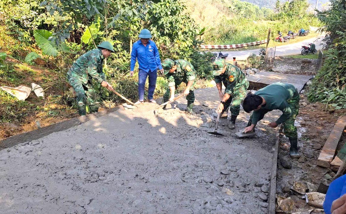 Thanh niên đổ bê tông làm đường cho người dân bản ảnh 1