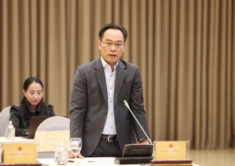 Deputy Minister of Education and Training Hoang Minh Son discusses regulations on controlling early admission quotas - Photo: VGP