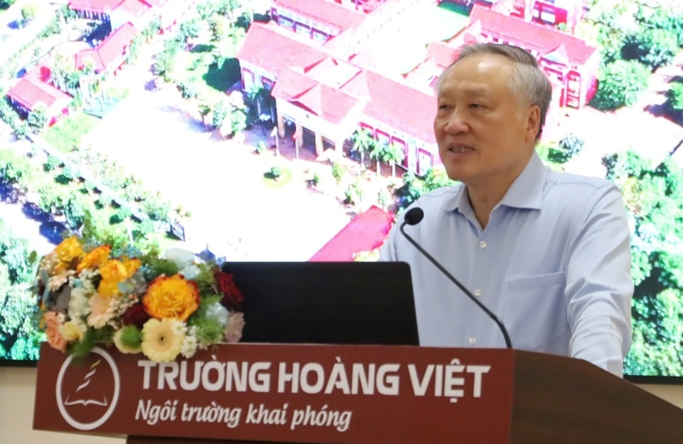 Phó Thủ tướng Thường trực Chính phủ Nguyễn Hòa Bình ghi nhận, biểu dương những thành tích mà Trường Tiểu học, THCS và THPT Hoàng Việt đã đạt được trong thời gian qua.