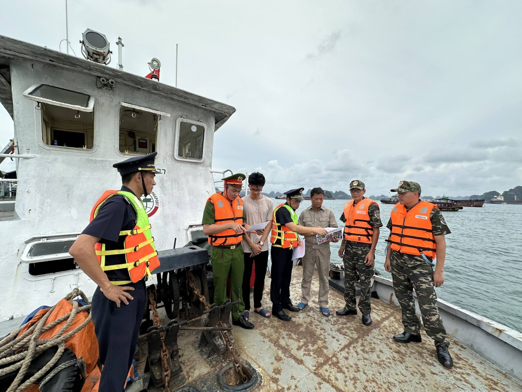 Customs Control Team No. 2 coordinates propaganda on anti-smuggling and drug crime prevention on the Quang Ninh sea route. (Photo provided by the unit).