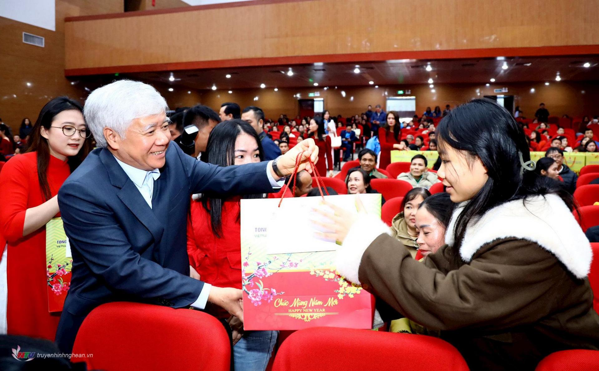 Le président du Front de la Patrie du Vietnam, Do Van Chien, a visité la province de Nghe An et lui a offert des cadeaux du Têt