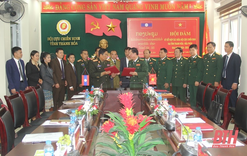 Firma de acuerdo de cooperación entre la Asociación de Veteranos de la provincia de Thanh Hoa y la Asociación de Veteranos de la provincia de Hua Phan