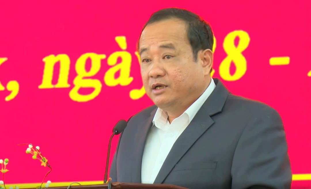 Mr. Nguyen Van Long, Secretary of Lak District Party Committee, spoke at the meeting.