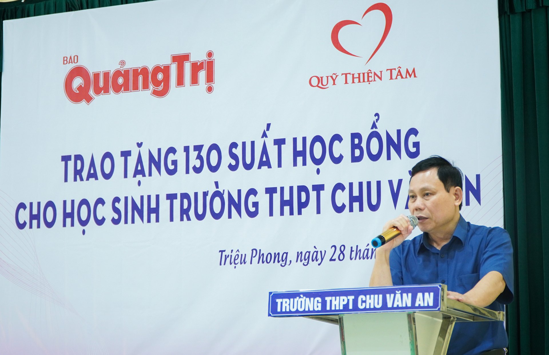 Quang Tri Newspaper - Thien Tam Fund: Awarding 130 scholarships to poor students overcoming difficulties at Chu Van An High School