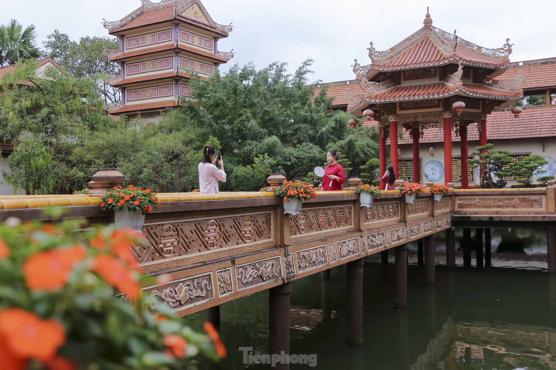 'Nàng thơ’ xúng xính bên tà áo dài chụp ảnh Tết ở Đà Nẵng ảnh 5