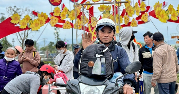 Poor people tearfully return home for Tet on the zero-dong bus