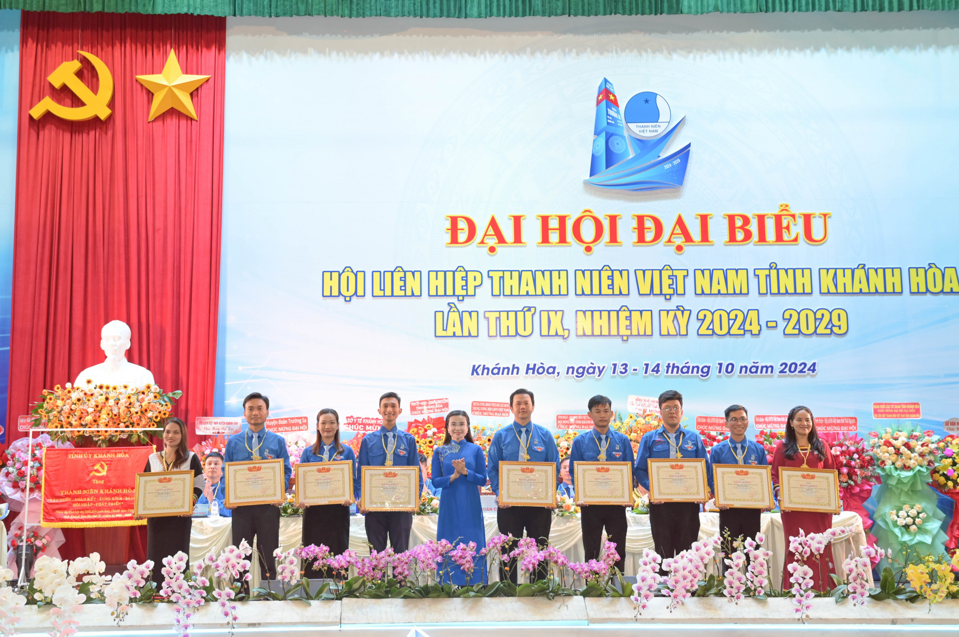 Los grupos recibieron certificados de mérito del Comité Central de la Unión de Jóvenes de Vietnam.