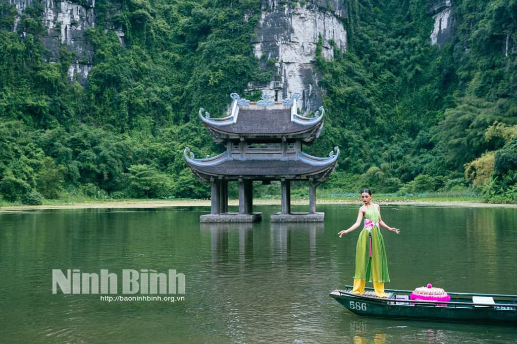 Miss Universo Vietnam Bui Thi Xuan Hanh con Trang An en otoño