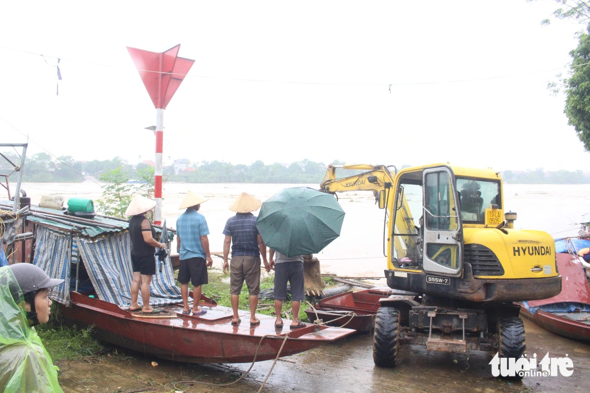 Les eaux de crue coulent rapidement, un pont flottant temporaire ne peut pas être construit pour remplacer le pont de Phong Chau