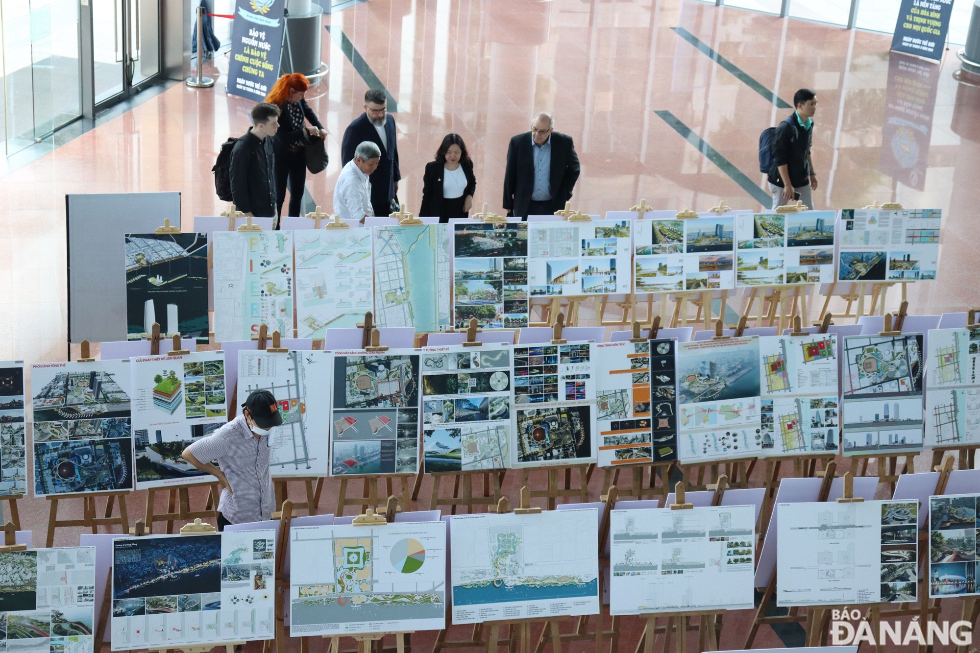 The competition plans are on display in the lobby of the Da Nang City Administrative Center. Photo: HOANG HIEP