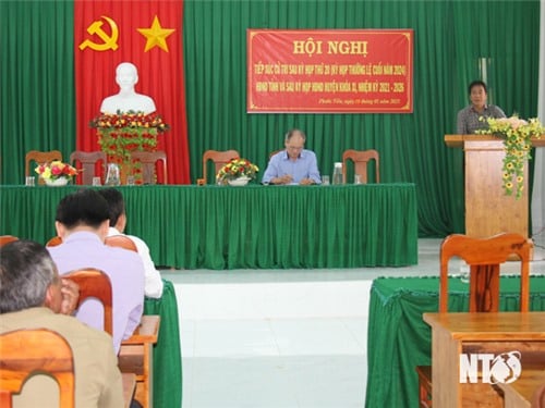 El camarada Nguyen Long Bien, miembro del Comité Provincial del Partido, Vicepresidente del Comité Popular Provincial se reunió con los votantes de la comuna de Phuoc Tien.