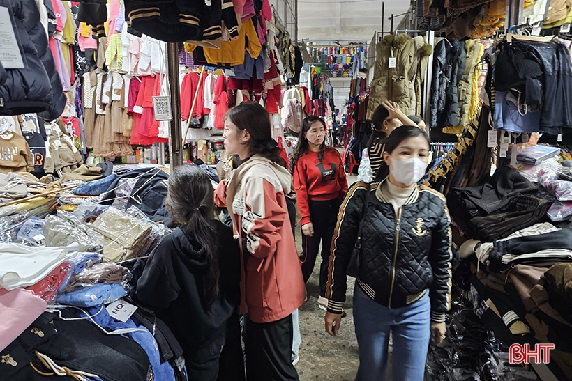 Los lugares de compras y entretenimiento en la ciudad de Ha Tinh están llenos de actividad durante las vacaciones de Año Nuevo.