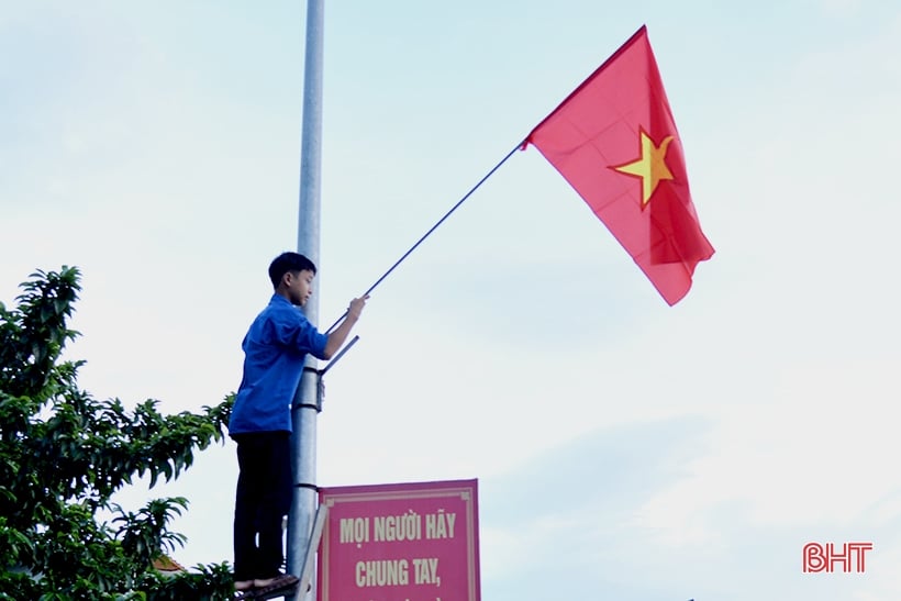 มอบธงชาติ 2,000 ผืน เพื่อสร้างถนนธงเยาวชนในกานล็อก