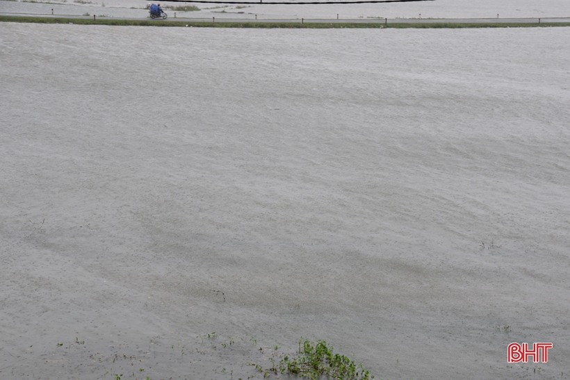 大雨で多くの家が浸水し、生徒たちは学校を休んだ。