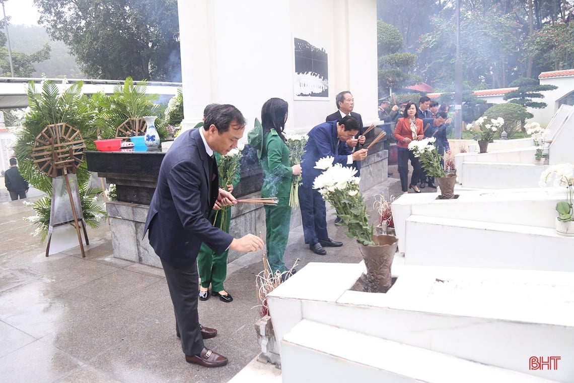 Ha Tinh leaders offer incense at red addresses on the occasion of the 94th anniversary of the Party's founding