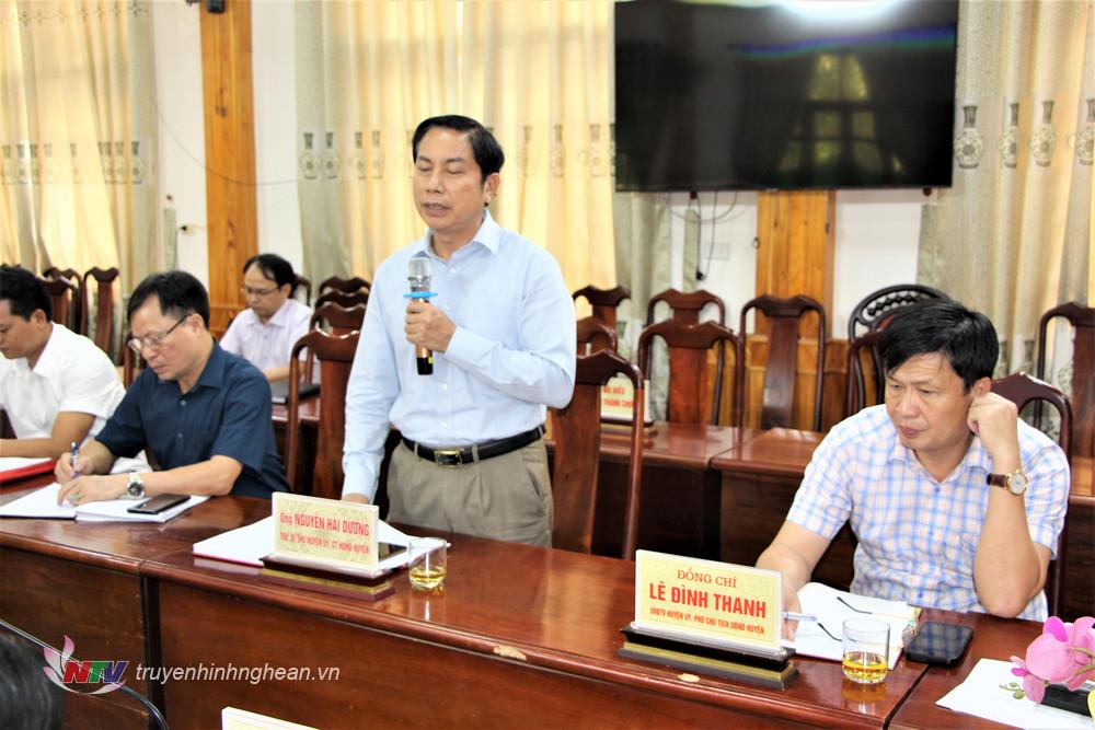 El Sr. Nguyen Hai Duong, Secretario del Comité Distrital del Partido y Presidente del Consejo Popular del distrito de Thanh Chuong, habló en la reunión.