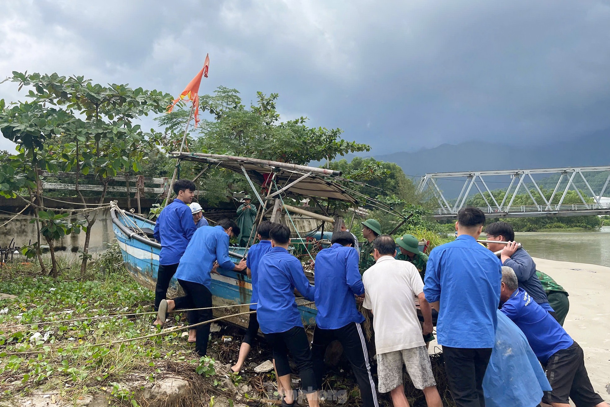 Da Nang aktiviert ein Freiwilligenteam, um Menschen bei der Vorbeugung des Sturms Tra Mi zu helfen. Foto 1