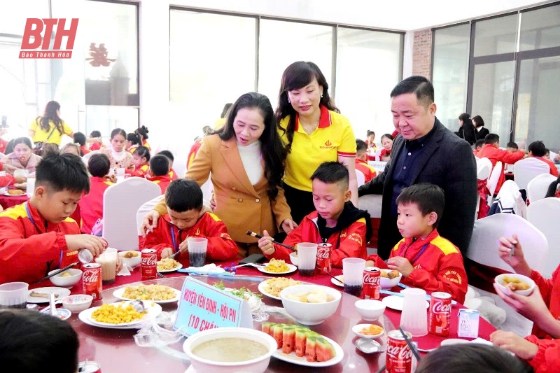 Meeting, giving Tet gifts and sponsorship funds to disadvantaged orphans