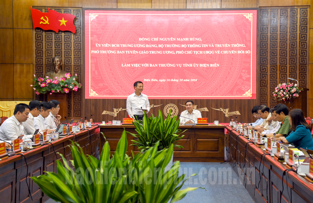 정보통신부 장관 Nguyen Manh Hung이 지방당 상임위원회와 협력하고 있습니다.