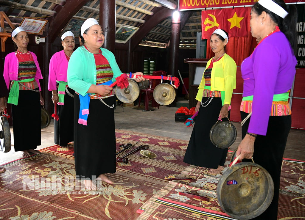 La personne qui a contribué à préserver l'âme de la culture Muong à Quang Lac