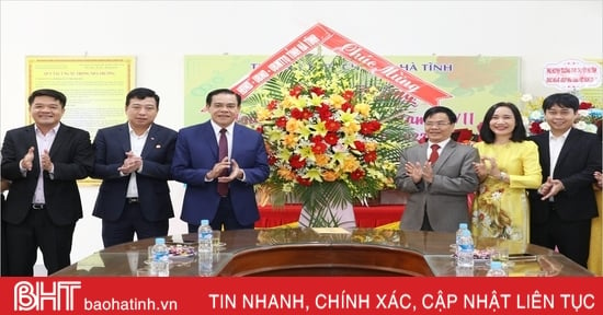 Chủ tịch UBND tỉnh chúc mừng các cơ sở giáo dục, trường nghề nhân Ngày Nhà giáo Việt Nam